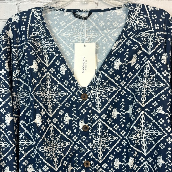 BloomChic Blue & White Print V Neck Button Front Lantern Sleeve Top Plus… - Picture 5 of 7